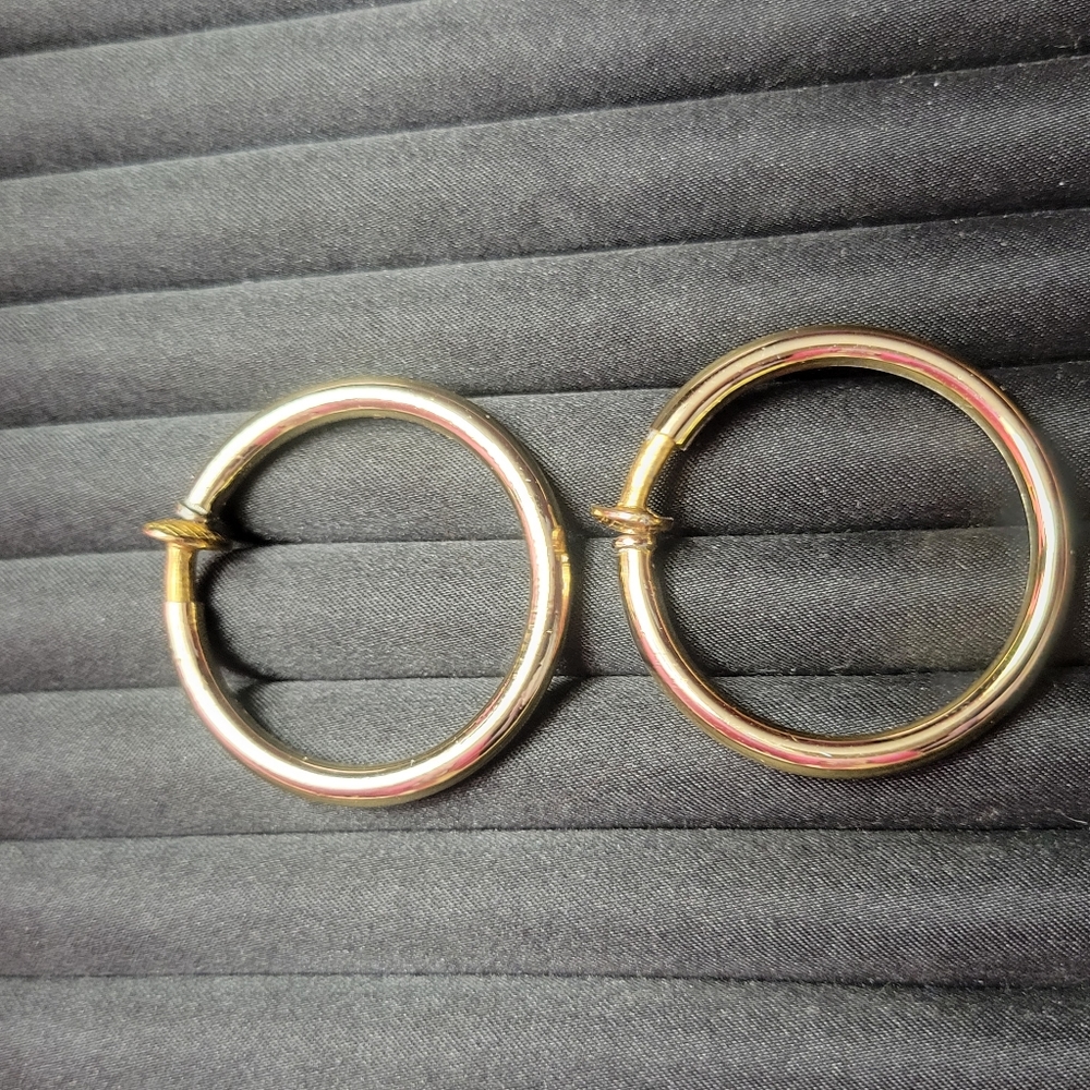 Clip on goldtoned hoop earrings vintage